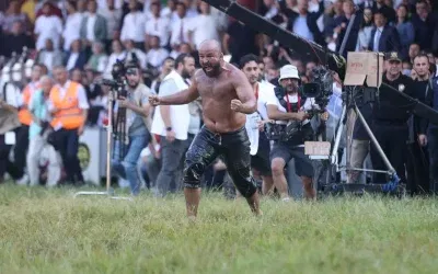 Kırkpınar’da Orhan Okulu başpehlivanlığı kazandı.