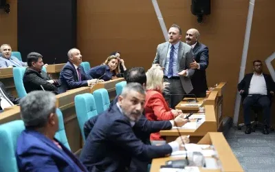 Üsküdar Belediye Meclisi’nde baklava konusunda tartışma çıktı, oturuma ara verildi.
