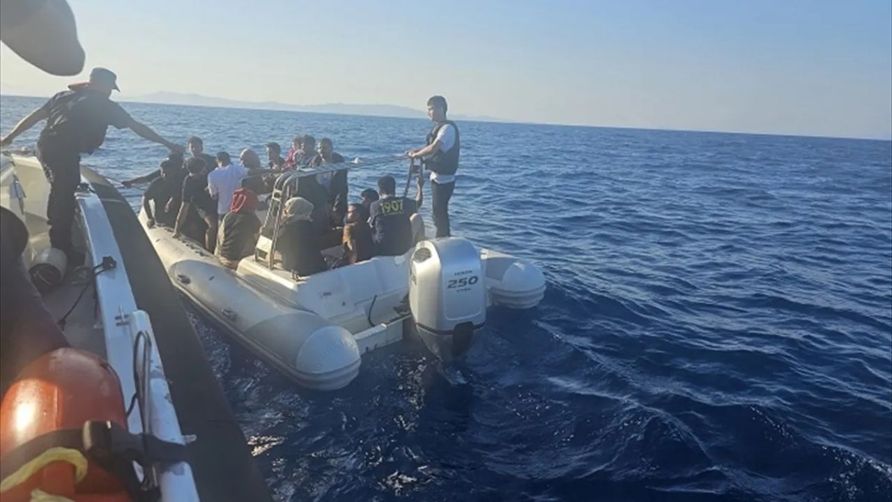 İzmir Kıyılarında 62 Düzensiz Göçmen Kurtarıldı