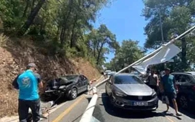 Muğla’da freni patlayan araç direğe çarptı, başka aracın üstüne devrildi.