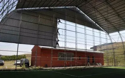 Akyaka’da Yenilenen Kapalı Halı Saha
