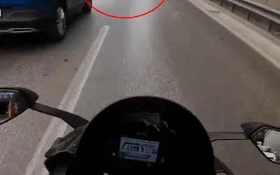 Bursa’da Motosiklet Kazası: Kask Kameraya Yakalanan Anlar