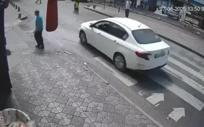Beyoğlu’nda Otomobil, Dede ve Toruna Çarptı