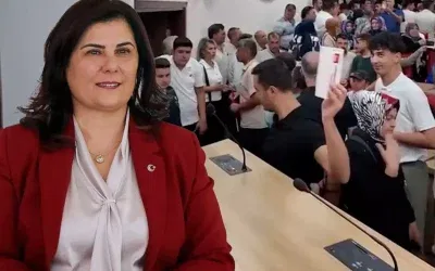 Çerçioğlu gerilimi devam ediyor: CHP logolu kartlar belediye meclis salonunda yere atıldı!