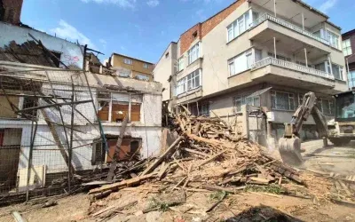 Tekirdağ’da Tehlike Oluşturan Metruk Bina Güvenli Bir Şekilde Yıkıldı