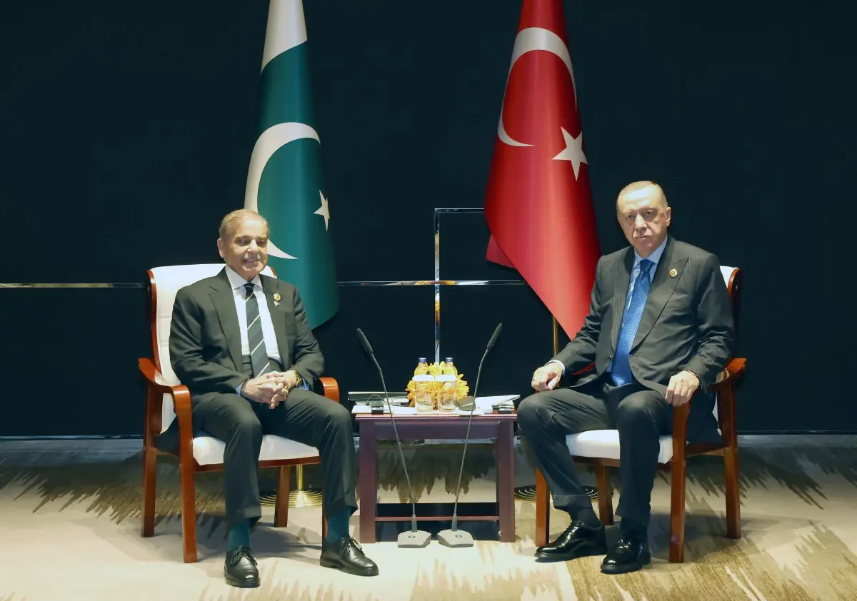 cumhurbaskani-erdogan-pakistan-basbakani-seri-18999375_amp.jpg