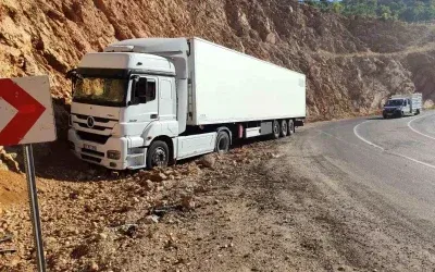Erzincan’da Tır Kazası: Sürücü Kurtuldu