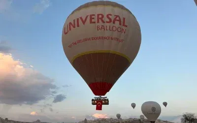 Kapadokya’da Zafer Bayramı Kutlaması: Sıcak Hava Balonları Türk Bayraklarıyla Gökyüzünde