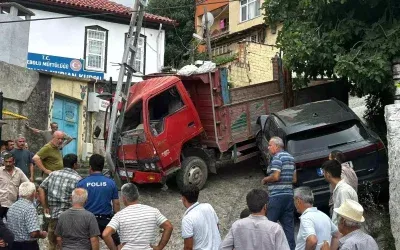 İnebolu’da Kamyon Park Halindeki Araça Çarptı