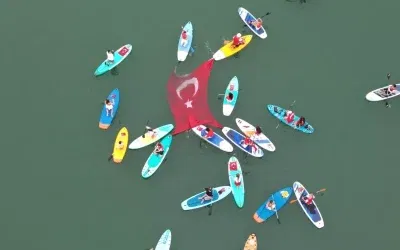 İznik’te Sup Board ile Dev Türk Bayrağı Açıldı