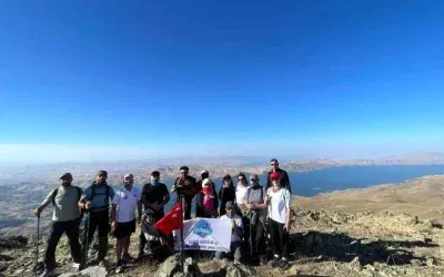 Hazarbaba Dağı’nda Türk Bayrağı Gökyüzünde Dalgalanıyor