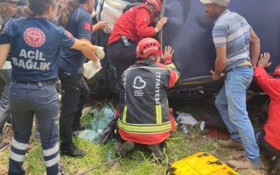 Balıkesir’de Trafik Kazası: Sürücü Araç Altında Mahsur Kaldı