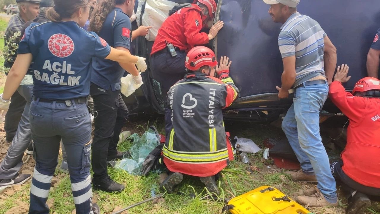Balıkesir'de Trafik Kazası Sürücü Araç Altında Mahsur Kaldı