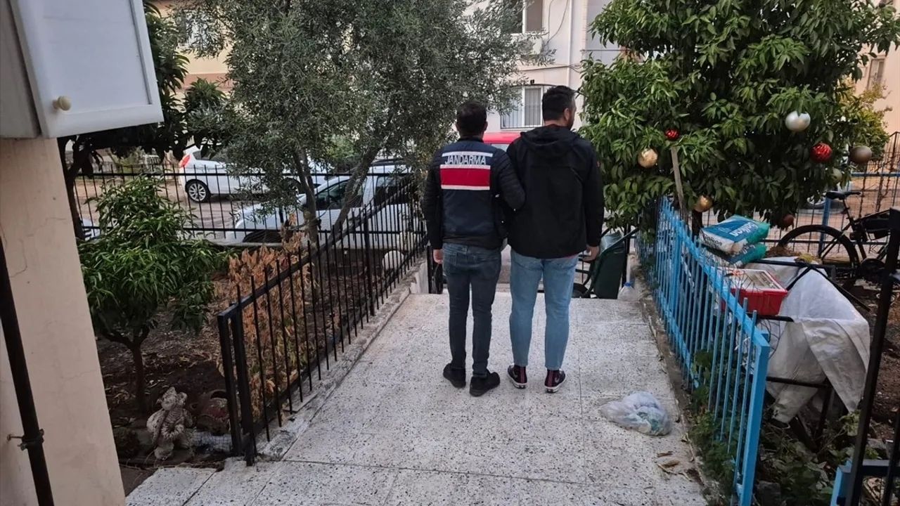 İzmir'de FETÖ Operasyonu 35 Kişi Gözaltında