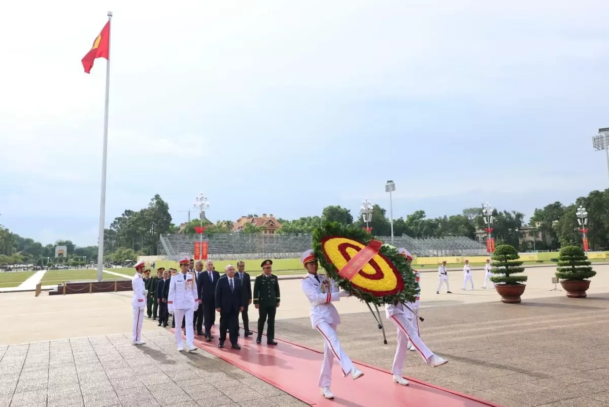 bakan-guler-vietnam-da-askeri-torenle-karsila-19034604_amp.jpg