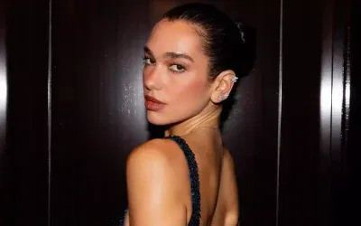 Dua Lipa, beyaz elbisesiyle Miami’de parladı!