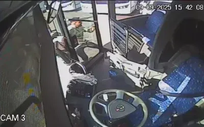 Bingöl’de Park Halindeki Otobüse Çarpan Halk Otobüsü Görüntülendi