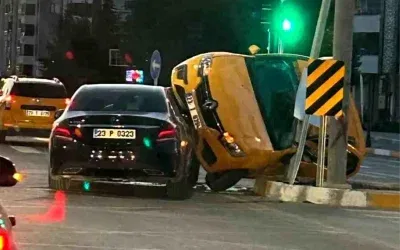 Elazığ’da Taksi ve Otomobil Kaza Yaptı: 2 Yaralı