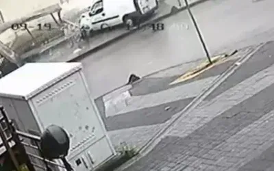 El freni unutulan araç Trabzon’da otobüs durağına çarptı