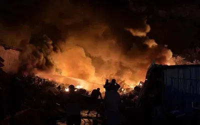 Antakya'da Hurdalık Yangını Ormanı Tehdit Ediyor