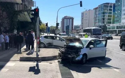 Samsun’da Kavşakta Otomobil Çarpışması: 1 Kişi Yaralandı