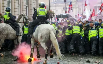 Londra’da Tommy Robinson Protestosuna 150 Bin Kişi Katıldı, Olaylar Başladı