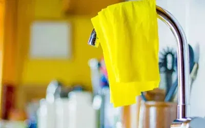 Islak bez musluğa asılmamalı, tehlikeli olabilir.
