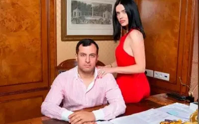 Putin destekçisi politikacı, bağlı elleriyle ağaçta asılı bulundu.