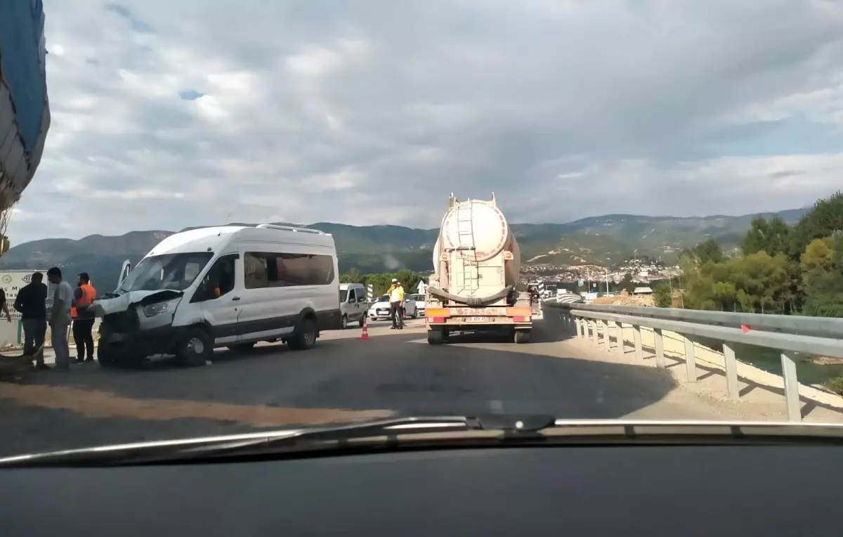 tokat-ta-findik-iscilerinin-tasindigi-minibus-19030066_amp.jpg