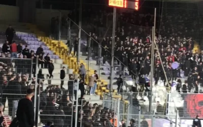 Tribünde çıkan olayda koltuklar sahaya ve rakip taraftara atıldı
