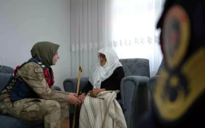 97 Yaşındaki Rabiye Nine, Askerlere Duygu Dolu Ziyaret Yaptı.
