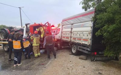 Bursa’da Traktör Taşıyan Çekiciyle Kamyonet Kaza Yaptı: 4 Yaralı