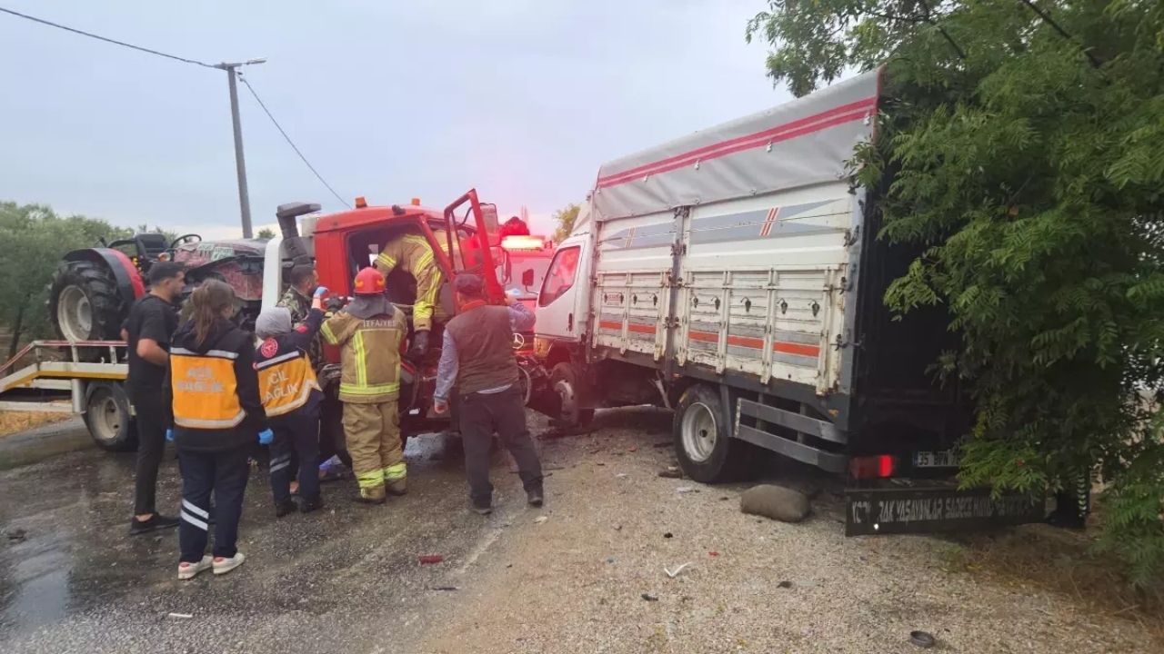 Bursa'da Traktör Taşıyan Çekiciyle Kamyonet Kaza Yaptı 4 Yaralı