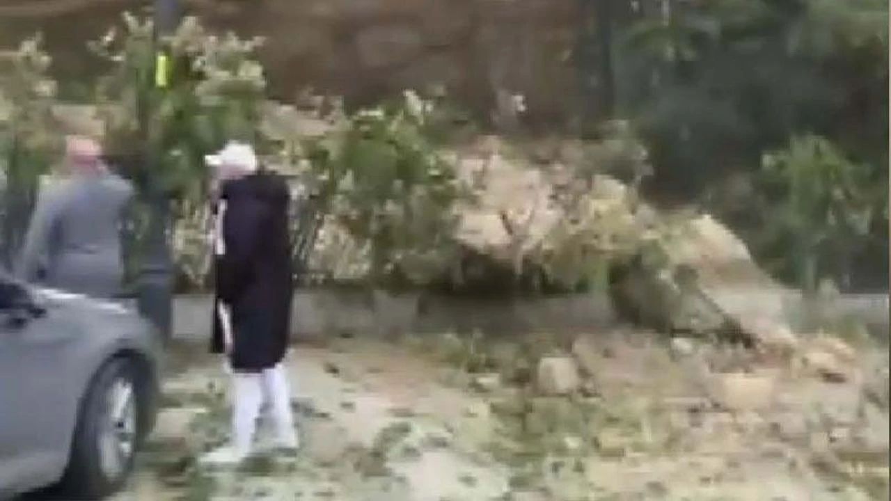 Silivri'de Toprak Kayması Çay Bahçesine Kaya Parçaları Düştü