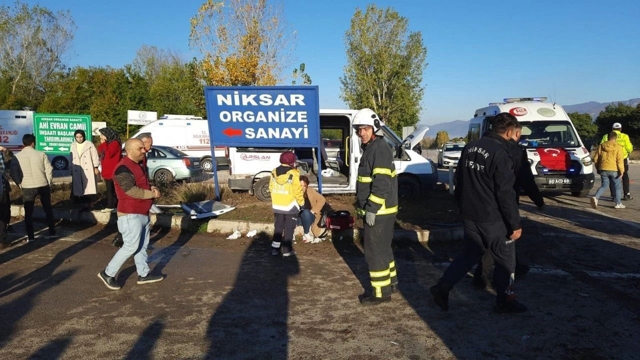 Tokat'ta İşçi Servisi ve Minibüs Kaza Yaptı 10 Yaralı