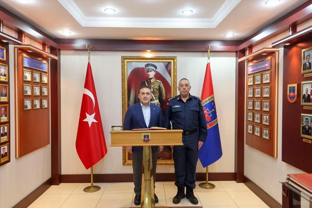 bilecik-valisi-sozer-den-il-jandarma-komutanl-19161414_amp.jpg