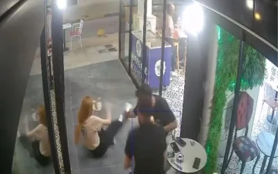 Cam kapı yerine bubi tuzaklı kapı projesi! Tasarımcı bile kafasını çarpmış.