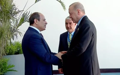 Erdoğan, Gazze zirvesi için Mısır’a gitti, Sisi tarafından karşılandı.