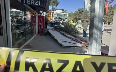 Malatya’da freni boşalan kamyon kaza yaptı: 1 kişi yaralandı.
