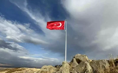 Kars köylülerinden 20 yıllık hayal: Ermenistan sınırına Türk bayrağı dikildi