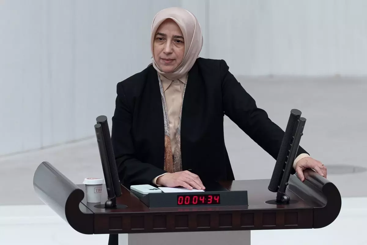 sozleri-tepki-ceken-ozlem-zengin-kursuye-cikip-19130150_6283_amp.jpg