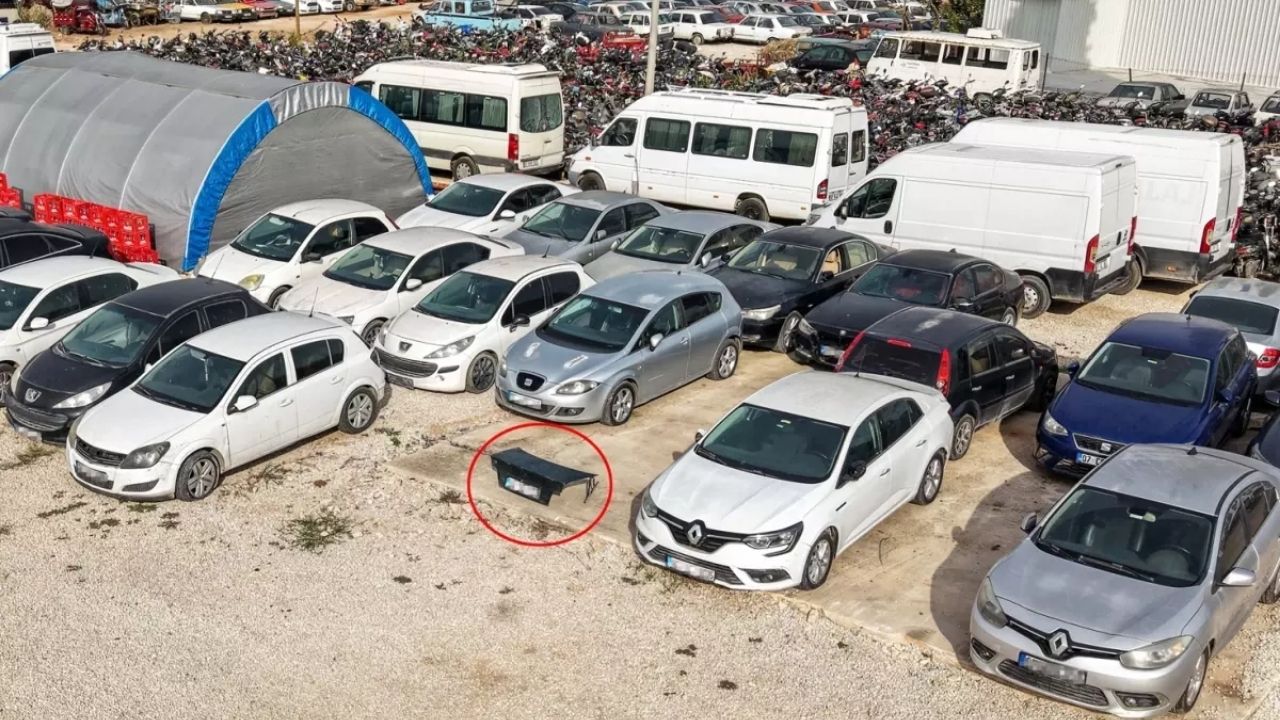 Antalya’da Hacizli Bagaj Kapağı Çürümeye Terk Edilmiş Araçlar Arasında Bekliyor