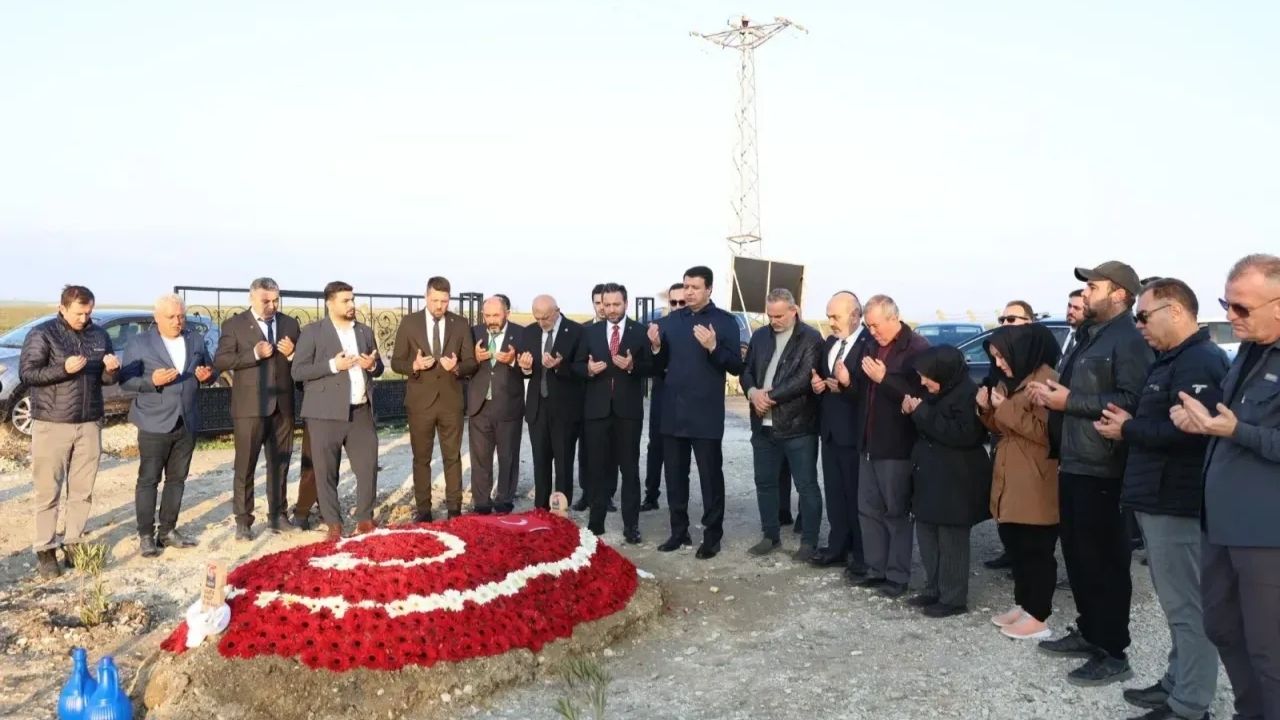 CHP Heyeti, Saffet Arıkan'ı Kabri Başında Anma Töreniyle Onurlandırdı