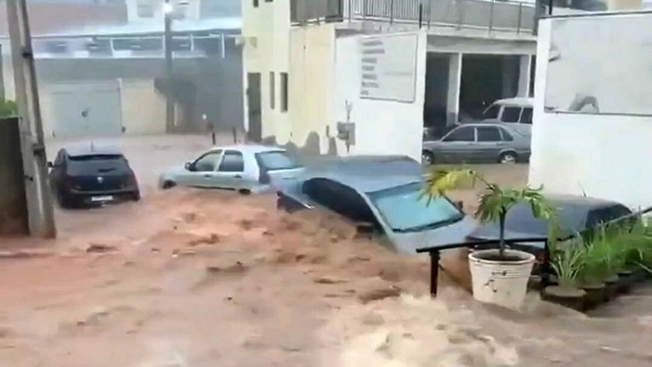 Selendi'de Esnaf vBrezilya'da Kasırga 6 Ölü, 750 Yaralı OlayıBrezilya'da Kasırga 6 Ölü, 750 Yaralı Olayıe Eski Siyasetçi Mehmet Dündar Vefat Etti