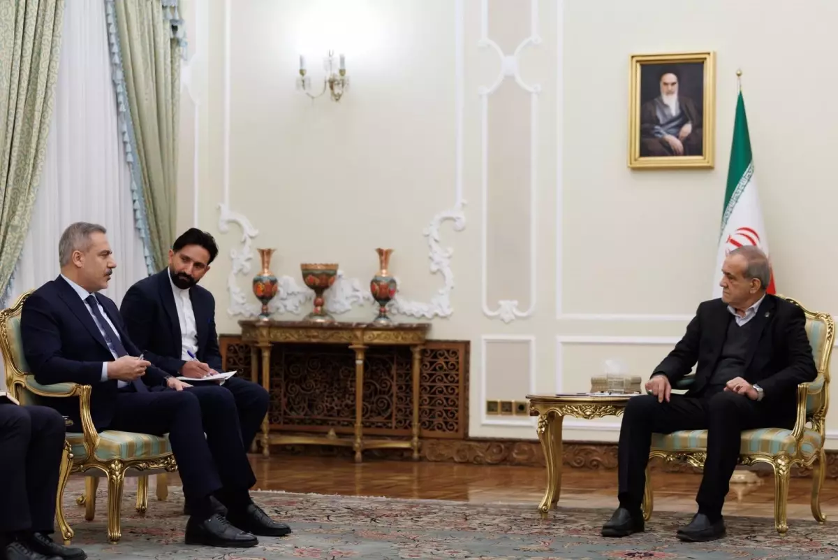 bakan-fidan-iran-cumhurbaskani-pezeskiyan-ile-19308919_amp.jpg
