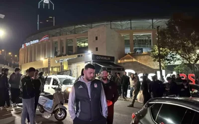 Beşiktaş-Fenerbahçe Derbisinde Kavga: 1 Yaralı