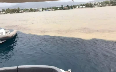 Bodrum’da şiddetli yağmur denizin tonunu değiştirdi