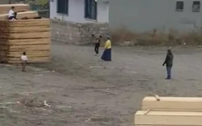 Mahalledeki Aile Yoldan Geçenleri Taşlıyor!