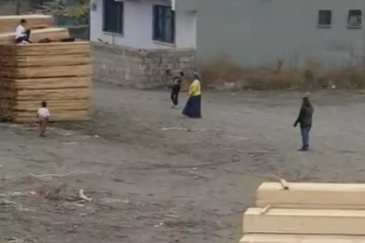 bu-aile-yoldan-gecen-herkesi-tasliyor-mahalleli-19304575_7997_amp.jpg