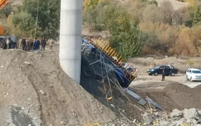 Diyarbakır’da viyadük iskele çöktü, 2 işçi göçük altında!